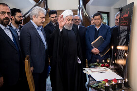 امضا دفتر یادبود قربانیان سانحه سقوط هواپیمای اوکراینی توسط حسن روحانی، رییس جمهور در حاشیه جلسه هیات دولت - ۲۵ دی