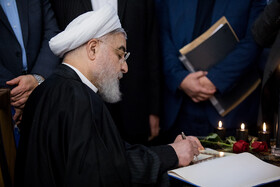 امضا دفتر یادبود قربانیان سانحه سقوط هواپیمای اوکراینی توسط حسن روحانی، رییس جمهور در حاشیه جلسه هیات دولت - ۲۵ دی