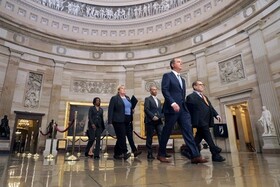 ادای سوگند سناتورهای آمریکایی در آستانه آغاز محاکمه برای استیضاح ترامپ