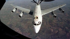 پرواز هواپیمای ردیاب هسته‌ای آمریکا بر فراز پایگاهی در عراق