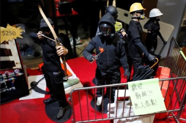 معترضان هنگ کنگی نمایشگاه‌های سال نوی قمری را تسخیر کردند