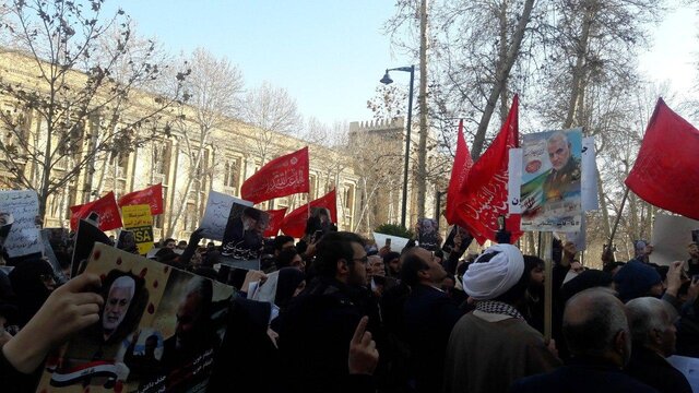 برگزاری تجمع در اعتراض به سخنان ظریف مقابل وزارت خارجه