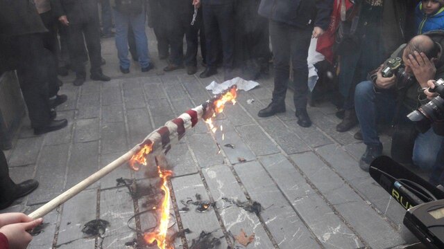 برگزاری تجمع اعتراض به سخنان ظریف مقابل وزارت خارجه