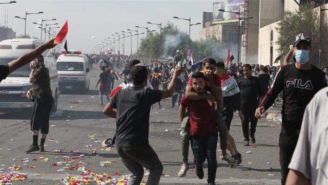 زخمی شدن ۷ نیروی امنیتی عراق در بغداد در پی پرتاب نارنجک توسط معترضان