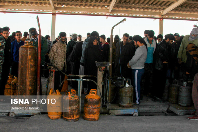 کرونا و صف های طولانی در شهرستان خاش کرونا و صف های طولانی در شهرستان خاش
