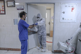 غذا و وسایل بیماران مشکوک در مرکز قرنطینه در بیمارستان شهدای یافت‌آباد از طریق کارمندان این بیمارستان که لباس مخصوص پوشیده‌اند انجام می‌شود