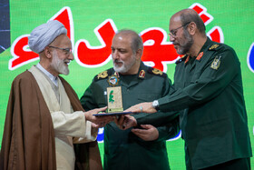 سردار حسین دهقان مشاور رهبر انقلاب در صنایع نظامی، آیت‌اله دری نجف‌آبادی و سردار احمد حق‌طلب رییس سازمان حفظ آثار و نشر ارزش‌های دفاع مقدس در مراسم چهلمین روز شهادت سردار قاسم سلیمانی در مصلی اراک