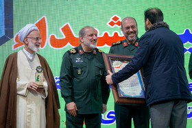  تقدیر از برگزارکنندگان کنگره نقش امام خمینی در انقلاب اسلامی و 6200 شهید استان مرکزی