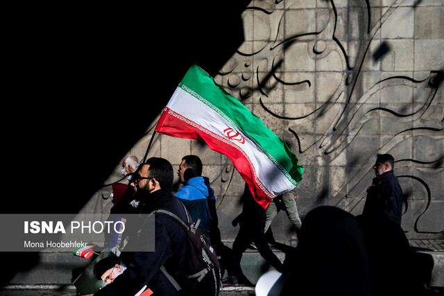 تصویربرداری هوایی از راهپیمایی ۲۲ بهمن/۶۰ دوربین سیار به میان مردم می روند