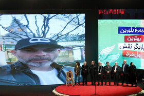 اهدای سیمرغ بلورین بهترین بازیگر نقش اول مرد به پیمان معادی در مراسم اختتامیه سی و هشتمین جشنواره فیلم فجر