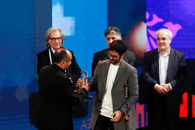 اهدای سیمرغ بلورین بهترین موسیقی متن به بامداد افشار در مراسم اختتامیه سی و هشتمین جشنواره فیلم فجر