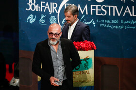 اهدای سیمرغ بلورین بهترین بازیگر مکمل مرد به امیر آقایی در مراسم اختتامیه سی و هشتمین جشنواره فیلم فجر