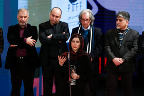 اهدای سیمرغ بلورین بهترین بازیگر نقش اصلی زن به نازنین احمدی برای فیلم "ابر بارانش گرفته"