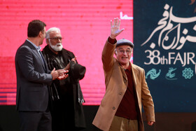 بزرگداشت فریدون جیرانی در مراسم اختتامیه سی و هشتمین جشنواره فیلم فجر