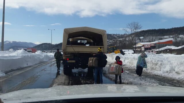 کمک رسانی ارتش به ۸۰ خودروی گرفتار در برف و کولاک