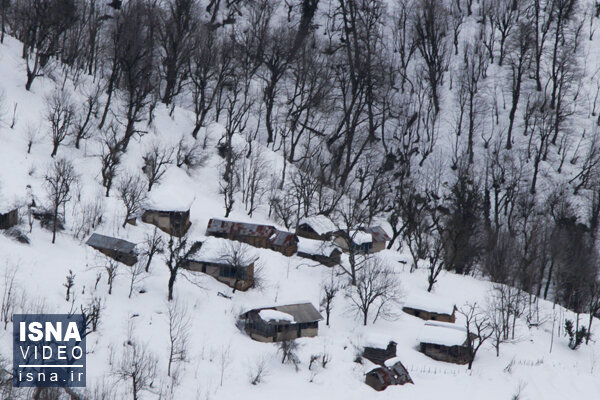 ویدئو / امدادرسانی هوایی به روستاهای برف‌گرفته گیلان