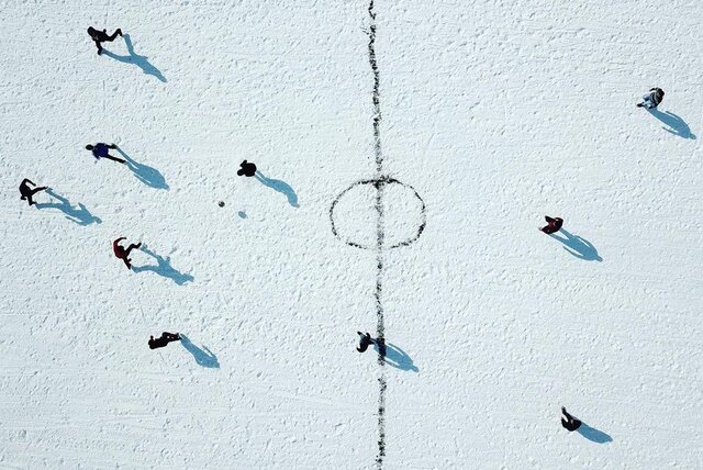 عکس روز/ فوتبال روی یخ