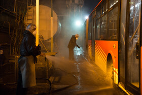 ضدعفونی کردن اتوبوس‌های تهران در پی شیوع ویروس کرونا