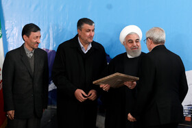 تقدیر از محمد سعیدی‌کیا، در مراسم افتتاح منطقه یک آزادراه تهران-شمال با حضور رییس جمهور