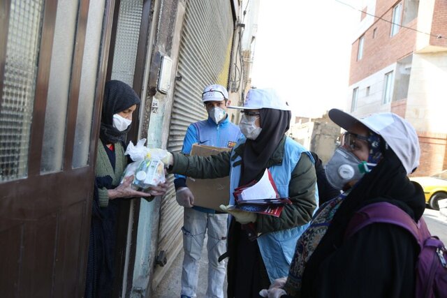آموزش خانه به خانه و توزیع پک‌های بهداشتی مقابله با کرونا در دروازه غار