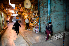 با اینکه بارها تاکید به تعطیلی صنفهای  غیر ضروری در این روزها  شده است اما بعضی از کسبه روال عادی کاری خود را دارند.