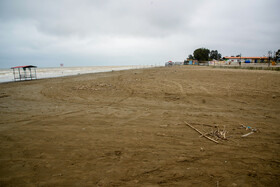 این روزها دریای فرح آباد ساری پذیرای هیچ مسافری نیست و ساحل خلوت و عاری از مسافر و گردشگر است.