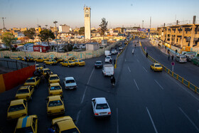 میدان مطهری قم به عنوان یکی از میادین مرکزی و پرترافیک شهر این روزها به دلیل شیوع ویروس کرونا شاهد توقف و انتظار طولانی تاکسی دارن است و به دلیل عدم وجود مردم صف های طولانی را موجب شده است.  
