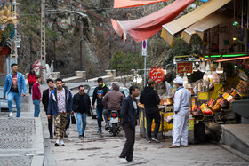 با توجه به هشدارهای مکرر در مورد شیوع ویروس کرونا هنوز تعدادی از مغازه‌های فروش مواد خوراکی روباز محله دربند در حال فعالیت‌اند.