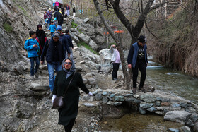 با توجه به شیوع ویروس کرونا تعداد زیادی از مردم برای کوهنوردی به ارتفاعات محله درکه تهران می‌روند.