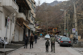باتوجه به شیوع ویروس کرونا هنوز تعدادی از مردم برای تفریح به محله دربند تهران می‌روند.