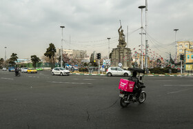 میدان حر، در قدیم باغ شاه نامیده می‌شد. این میدان در زمان قاجار تفرجگاه ناصرالدین شاه و سایر شاهان قاجار بوده و نخستین میدان اسبدوانی تهران محسوب می‌شود. مجسمه‌ای که در این میدان قرار دارد نماد پیروزی خیر بر شر است. در سال 1361 نام میدان باغ شاه به میدان حر تغییر یافت.