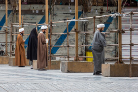 با بسته شدن حرم حضرت فاطمه معصومه(س)، زائران و مجاوران کریمه اهل بیت(ع) برای زیارت آن حضرت به نزدیکترین مکان مسدود شده مراجعه کرده و به قرائت زیارت و ادعیه می پردازند