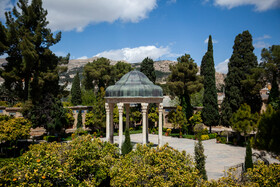 حافظیه یا آرامگاه حافظ، در باغی مصفا و در میان مجموعه آرامگاهی در شمال شیراز قراردارد که از مهمترین جاذبههای گردشگری شیراز به شمار میرود. درایام نوروز بازدید ازحافظیه مورد استقبال فراوان مسافران نوروزی قرارمیگرفت، به گونهای که تاکنون این مکان فرهنگی آمار بیشترین استقبال را درفارس داشته است. در نوروز ۹۹ همچون اکثر مکان های تاریخی و فرهنگی شیراز این مجموعه نیز بخاطر شیوع ویروس کرونا تعطیل شده است.