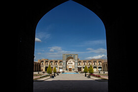 میدان گنجعلیخان  یکی از مهم ترین جاذبههای گردشگری کرمان است که هر ساله پذیرای کردشگران زیادی از سراسر کشور است در سال جدید بدلیل پیشگیری از انتشار کرونا سپری می کتد
