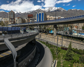 بزرگراه صدر - اغلب مردم تهران به شعار در خانه بمانیم پایبند بوده اند که همین مساله تردد خودروها را تا حد زیادی کاهش داد است.