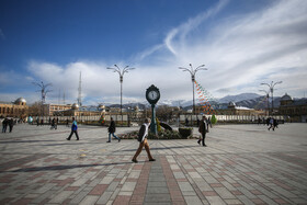 همیدان مرکزی همدان میدان بزرگی است که امروزه با نام میدان امام خمینی همدان معروف است. طرح و نقشهٔ این میدان پیشتر توسط مهندس معمار آلمانی کارل فریش تهیه و اجرا گردیده بود ولی در شهریور ۱۳۹۶ بخش ماشینرو آن تخریب و همهی قسمت میدان، به پیادهراه تبدیل شد؛ با وجود کروناویروس اما عده ای برای گذراندن وفت و یا خریدهای روزانه در این میدان رفت و آمد می کنند.