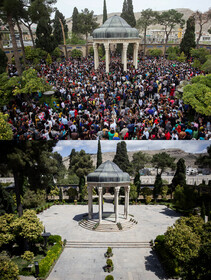 لحظه تحویل سال،در جوار آرامگاه حافظ،یکی از بیاد ماندنی ترین لحظات گردشگران و مسافران نوروری در سفر به این شیراز است که در نوروز ۹۹ و در لحظه تحویل این سال به دلیل شیوع ویروس کرونا تعطیل است.