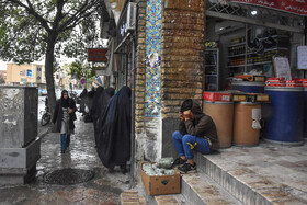 در شرایطی که توصیه های زیادی برای قطع زنجیره شیوع ویروس کرونا می شود، بعضی هنوز به این توصیه ها بی توجه هستند و تردد غیر ضرور و دستفروشی همچنان ادامه دارد.
