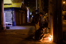 یک کارتن‌خواب در خیابان مولوی. با وجود اعلام ستاد مبارزه با شیوع ویروس کرونا در کشور مبنی بر لزومِ ماندن مردم در خانه‌، هنوز افرادی در خیابان‌های تهران هستند که «خانه‌هایشان خیابان است».