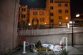 پیرمرد ۶۰ ساله میگوید پنج سال است زیر پل سیدخندان میخوابم. از شیوع ویروس کرونا اطلاع ندارد و برخورد نامناسب و مفقود شدن وسایلش را دلیل حضور نیافتنش در گرمخانه عنوان میکند.