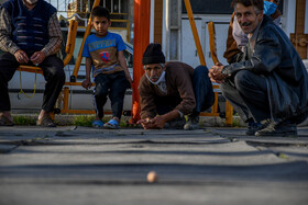 برخی از شهروندان یکی از محله های قدیمی گنبد کاووس طبق روال هر روز  با سنین مختلف دور هم جمع شده و به گپ و گفت و انجام بازی های قدیمی خود می پردازند.