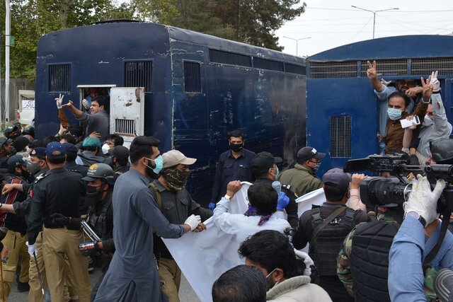 درگیری پلیس پاکستان با پزشکان معترض به کمبود تجهیزات ضد کرونایی