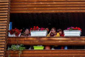 ایرج بنی اسدی ۶۸ ساله، کارمند بازنشستهی بانک با همسرش شهین امینی ۶۳ ساله، معلم بازنشسته و دخترش که ۳۲ ساله و مجرد است زندگی میکنند. یک ماه و نیم است در قرنطینهاند میگوید: برای حفظ سلامتی خود و کمک به کادرِ درمانی در قرنطینه هستند. دغدغهشان عدم رعایت مردم است و این باعث استرس شان شده است. و دغدغه ی دخترشان که در شرکت خصوصی کار میکند، ترس از تعدیل نیرو و بیکاریست. پیادهروی در خانه، تماشای تلویزیون، دنبال کردن اخبار و حل کردن جدول از کارهایی است که در قرنطینه انجام میدهند.