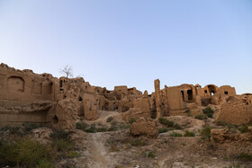 این روستا دارای ۸۰ خانه که بیشتر آن دو یا سه طبقه، متناسب با توان اقتصادی و موقعیت اجتماعی قلعه نشینان طراحی و ساخته شده، دیواره‌های قلعه از خشت و گل بوده و سقف آن از تیرهایی چون حصیرهای الیافی، چوب و پوشال ساخته شده است. 