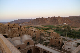 این روستا دارای ۸۰ خانه که بیشتر آن دو یا سه طبقه، متناسب با توان اقتصادی و موقعیت اجتماعی قلعه نشینان طراحی و ساخته شده، دیواره‌های قلعه از خشت و گل بوده و سقف آن از تیرهایی چون حصیرهای الیافی، چوب و پوشال ساخته شده است. 