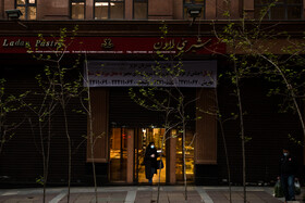 میدان تجریش - درحال حاضر تعداد اندکی از کسبه مجوزهای لازم جهت فعالیت حضوری را اخذ نمودهاند.