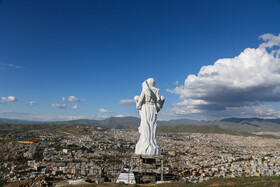 نصب بزرگترین مجسمه کشور (با نماد مقاومت مردم کردستان) در سنندج