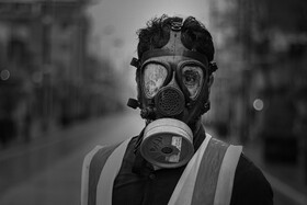 امیرحسین ۲۷ ساله مکانیک خودرو است که به خاطر شیوع ویروس کرونا مغازه را تعطیل کرده و همراه با پویش های مردمی مبارزه با کرونا مشغول ضد عفونی امکان و معابر است.