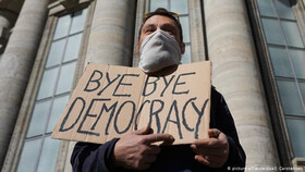 «دموکراسی در سراسر جهان تضعیف شده است»