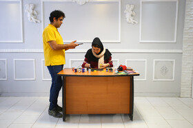 خانم هاشمی در محل کار به کمک همسرش از مراحل آموزش فیلم تهیه میکنند و برای دانش آموزانش میفرستد.